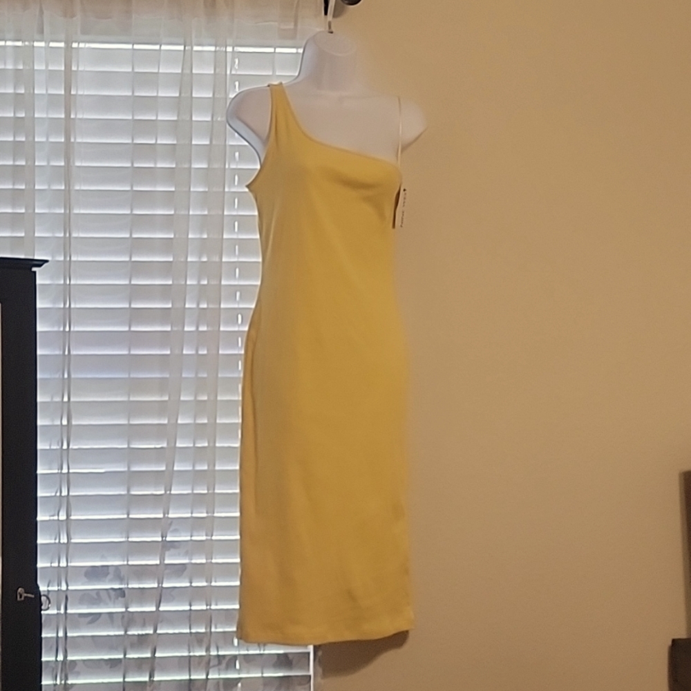 Nine West cotton dress in Furry Yellow. Form fitting and off the shoulder in Med